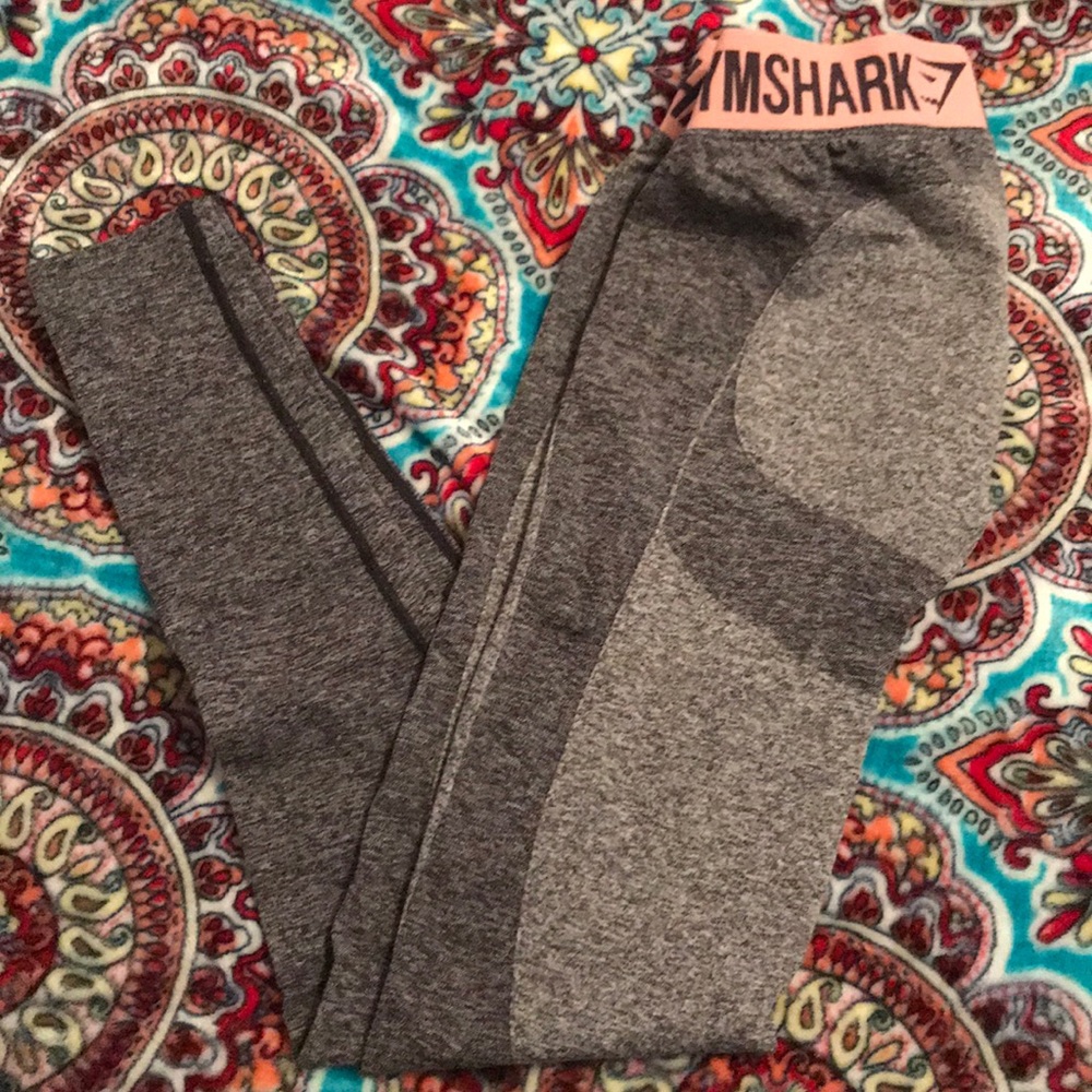 Gym shark leggings